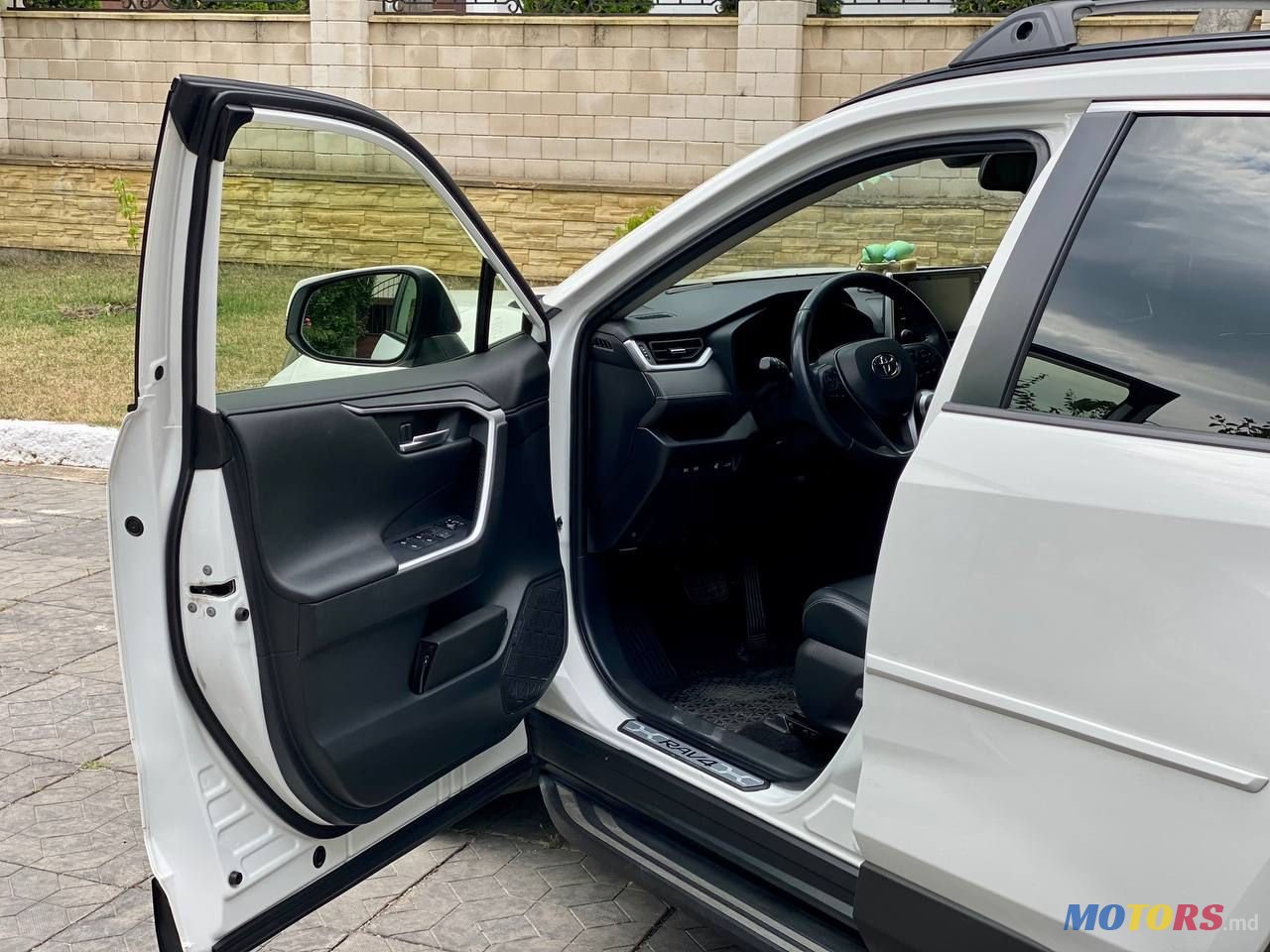 2019' Toyota RAV4 photo #4