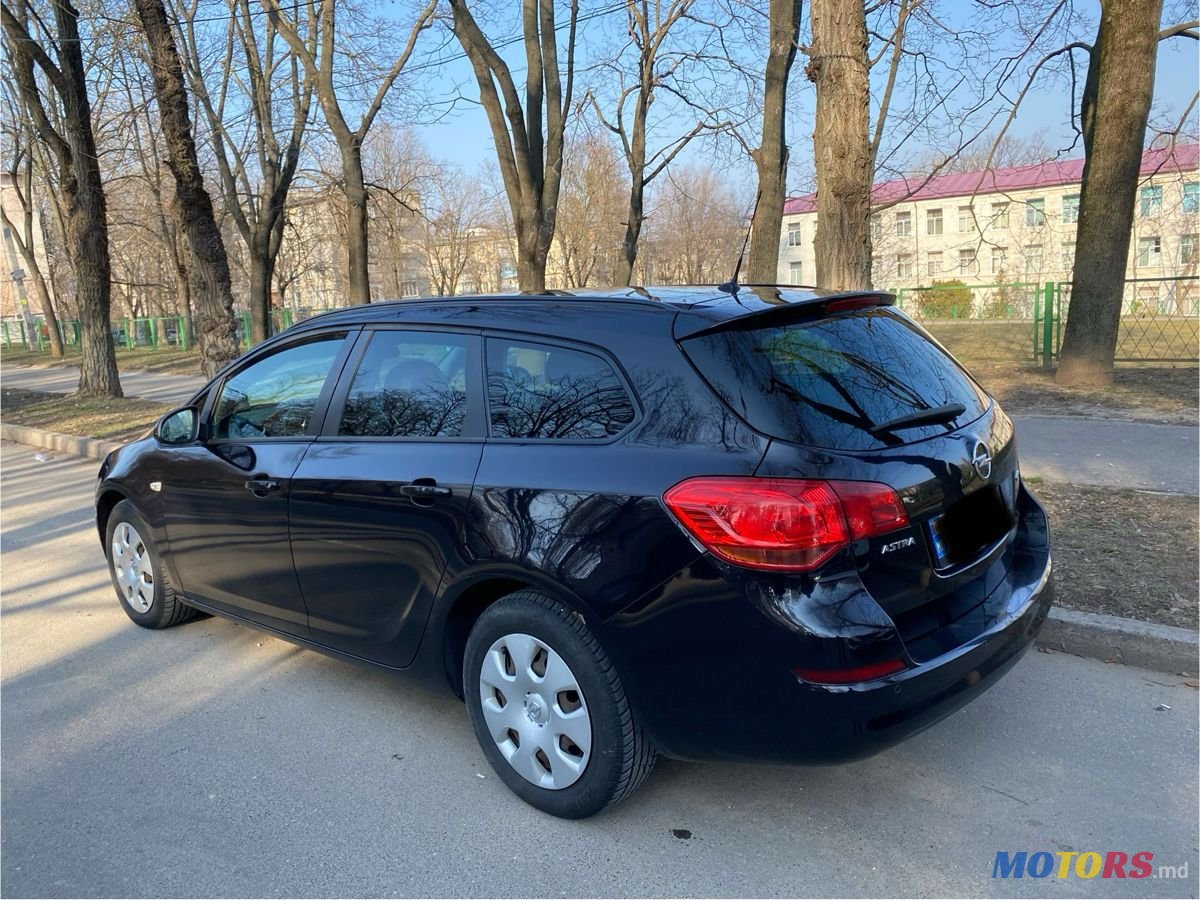 2011' Opel Astra photo #5