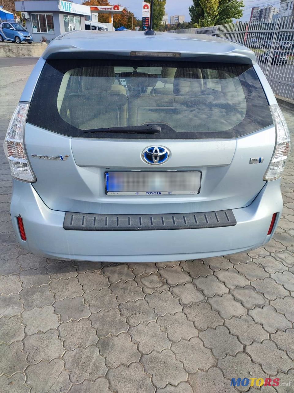 2012' Toyota Prius v photo #5