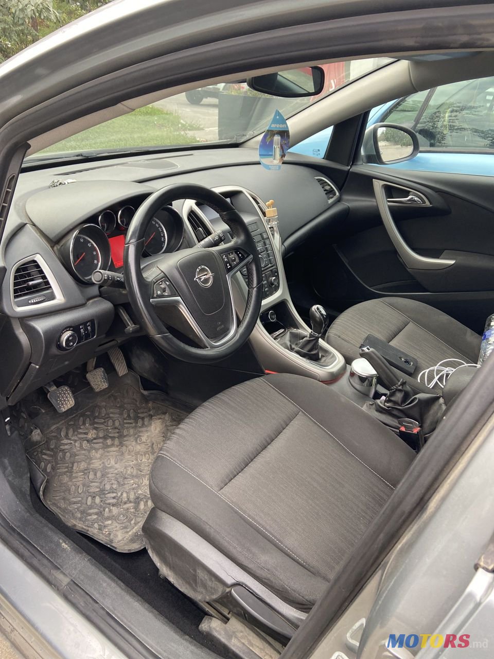 2011' Opel Astra photo #2