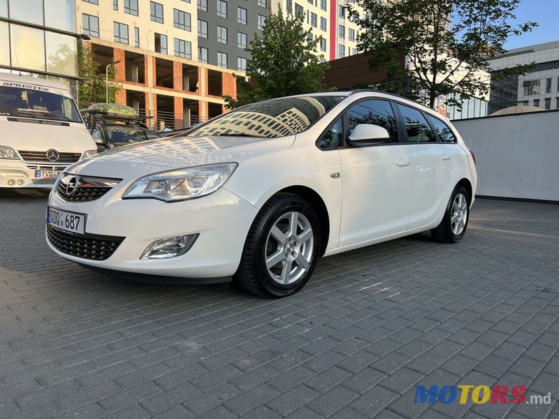 2012' Opel Astra photo #2