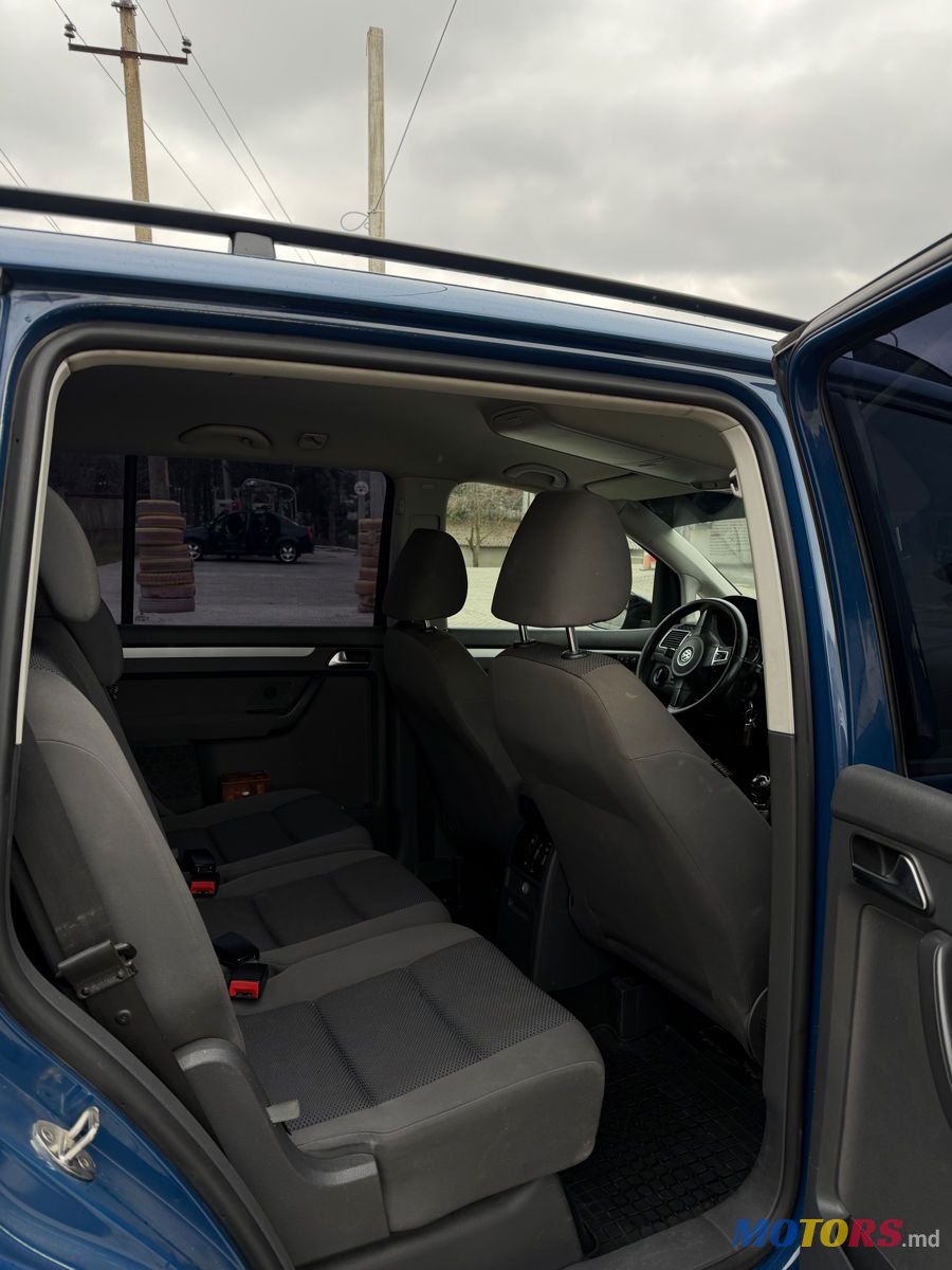 2011' Volkswagen Touran photo #6