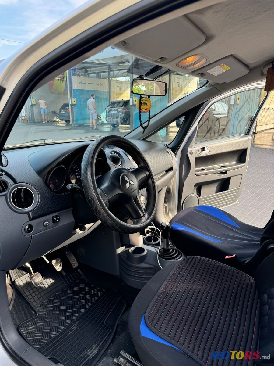 2008' Mitsubishi Colt photo #2