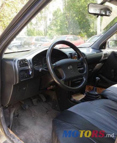 1992' Nissan Sunny photo #1