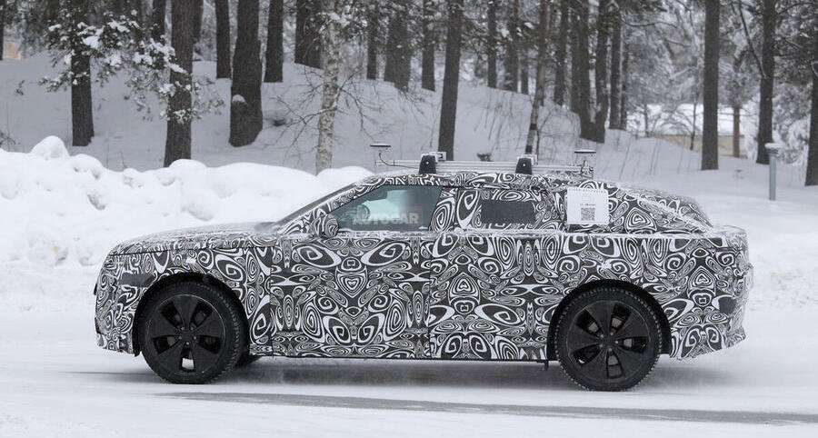 Range Rover Velar in camo