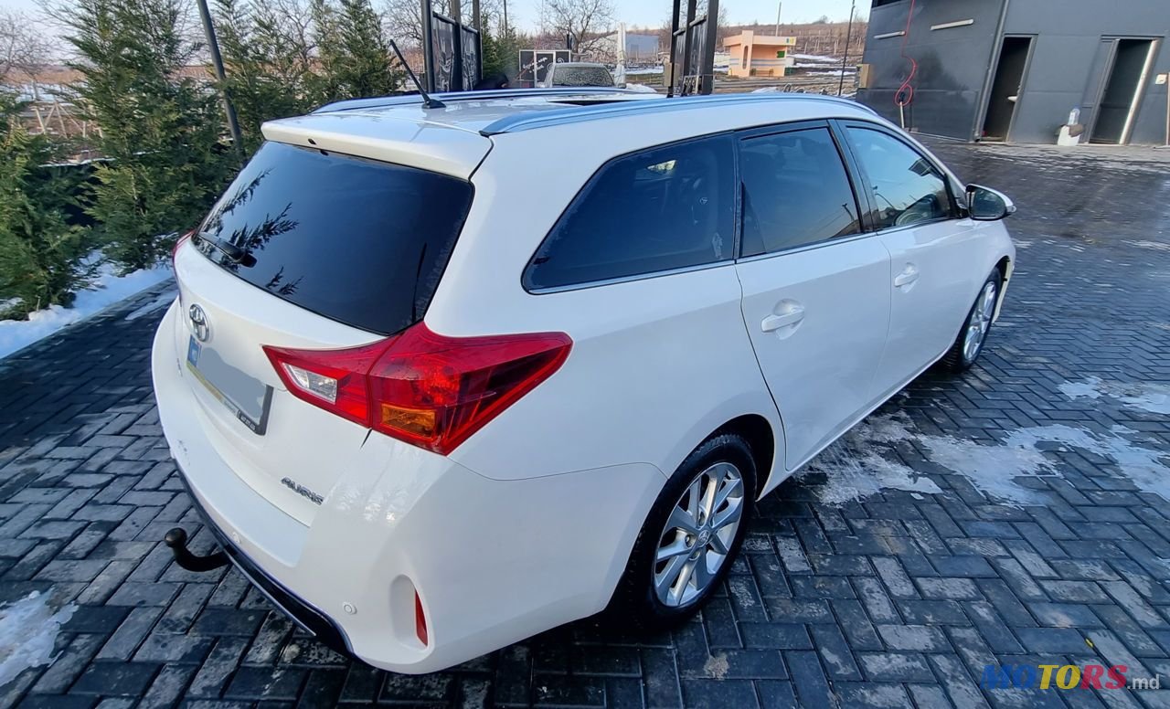 2013' Toyota Auris photo #2