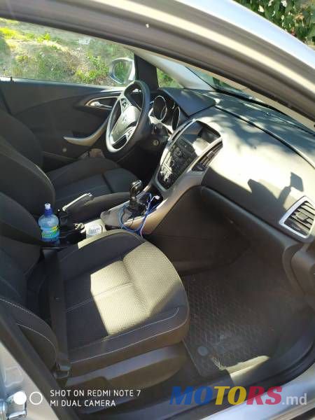 2012' Opel Astra photo #6