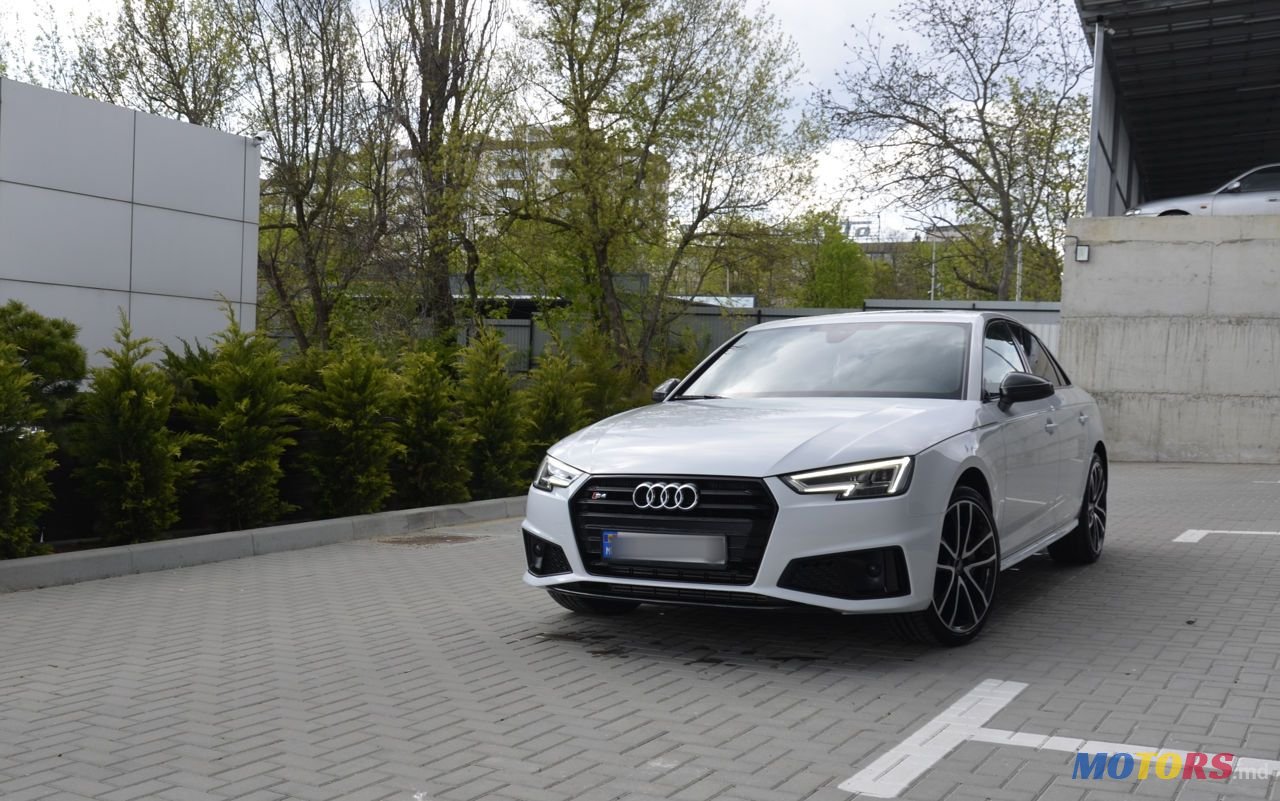 2019' Audi A4 photo #2