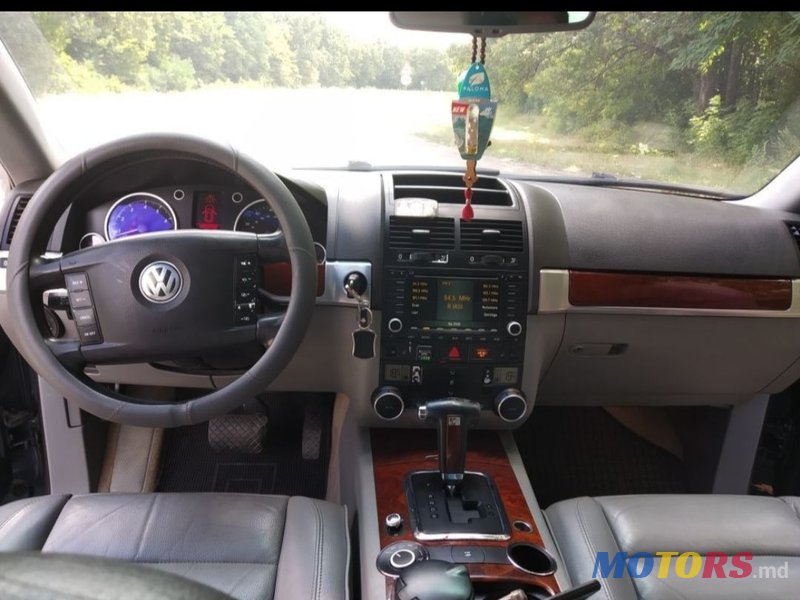 2005' Volkswagen Touareg photo #2