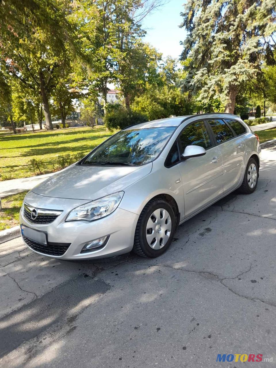 2011' Opel Astra photo #2