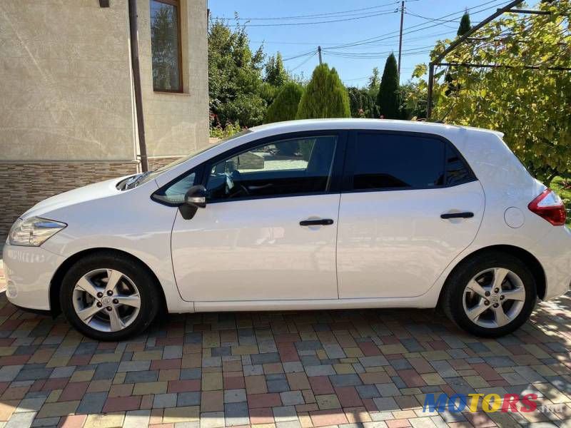 2011' Toyota Auris photo #2