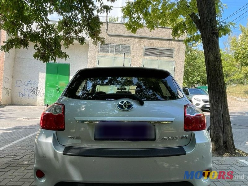 2011' Toyota Auris photo #2