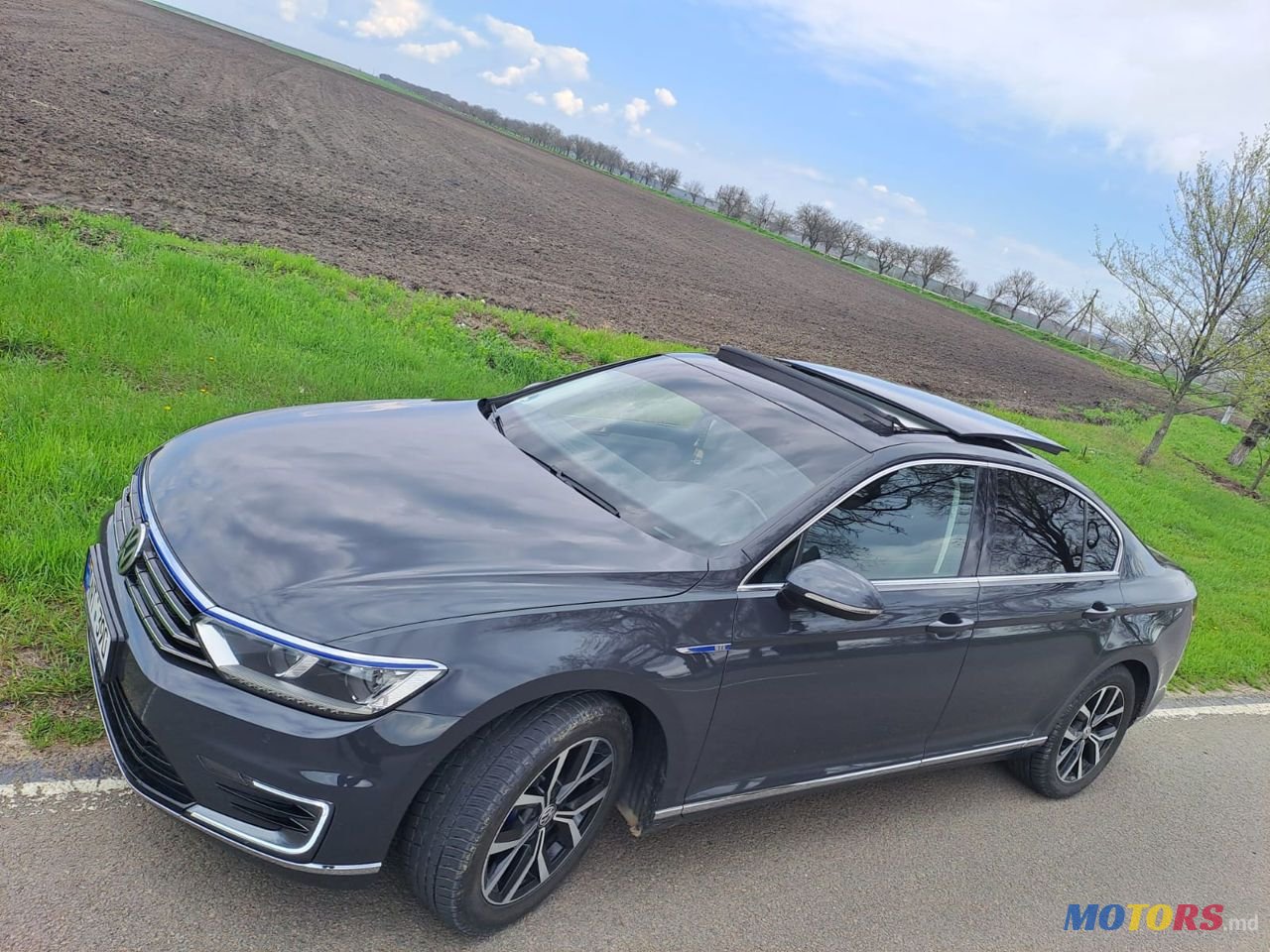 2016' Volkswagen Passat photo #2