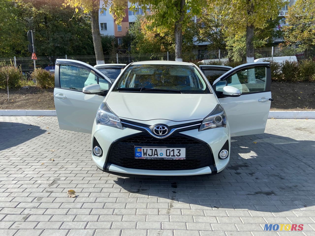 2015' Toyota Yaris photo #2