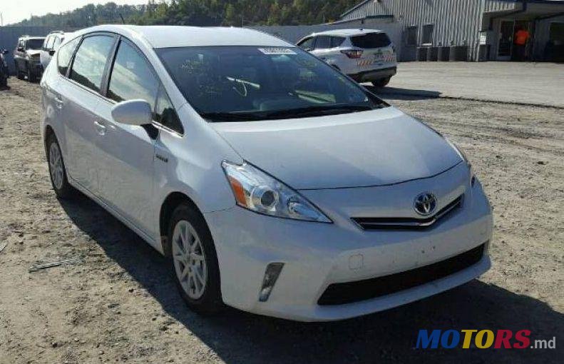 2012' Toyota Prius v photo #2