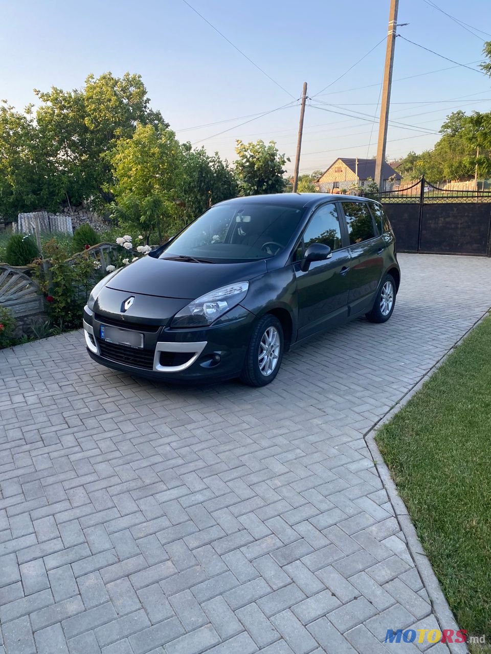 2011' Renault Scenic photo #2
