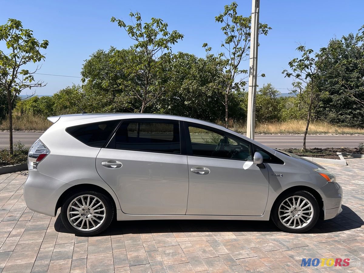 2012' Toyota Prius v photo #2