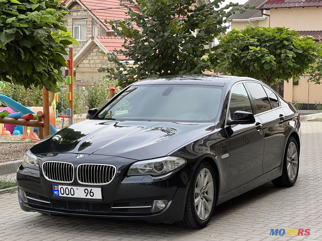 2011' BMW 5 Series photo #2