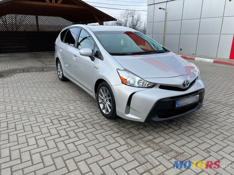 2015' Toyota Prius v photo #1