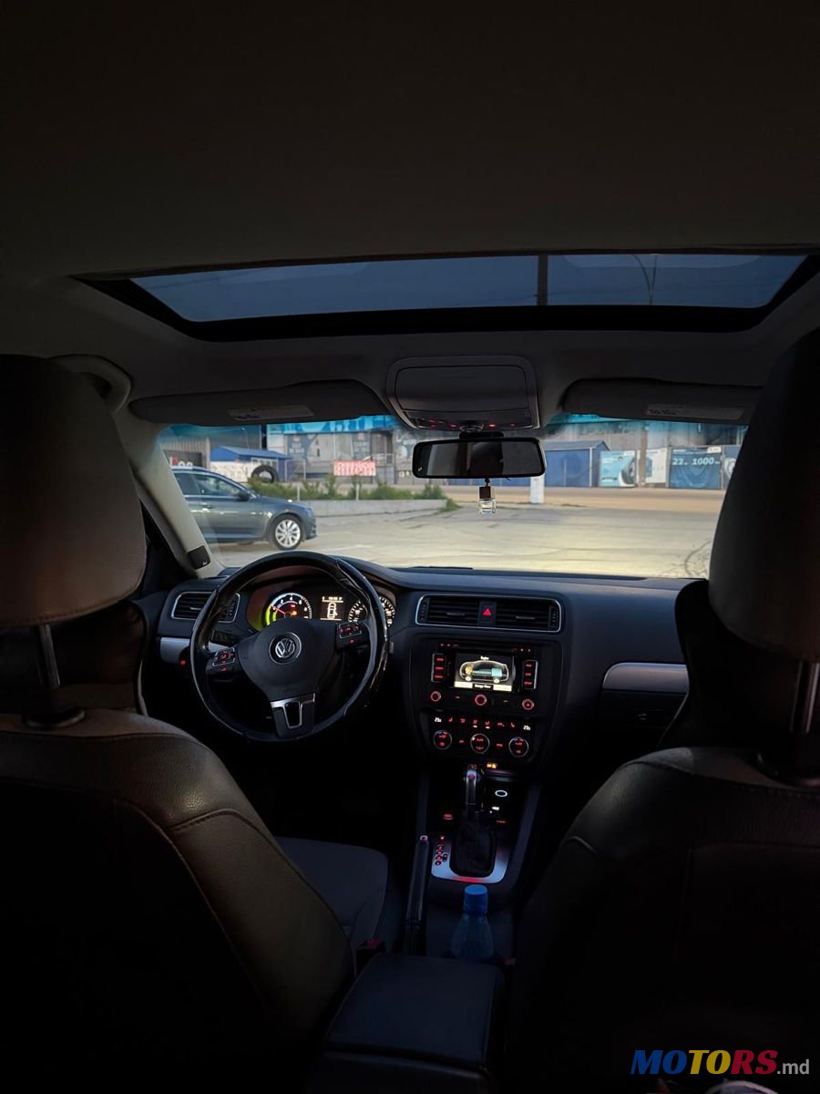2012' Volkswagen Jetta photo #6