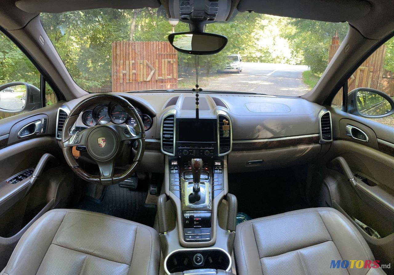 2012' Porsche Cayenne photo #6