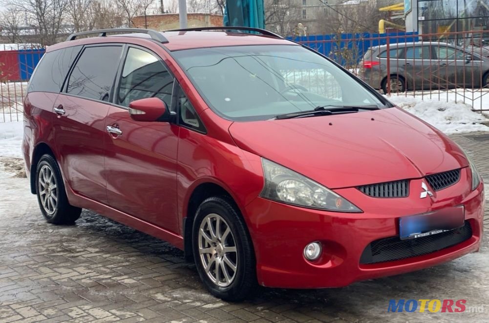 2007' Mitsubishi Grandis photo #1