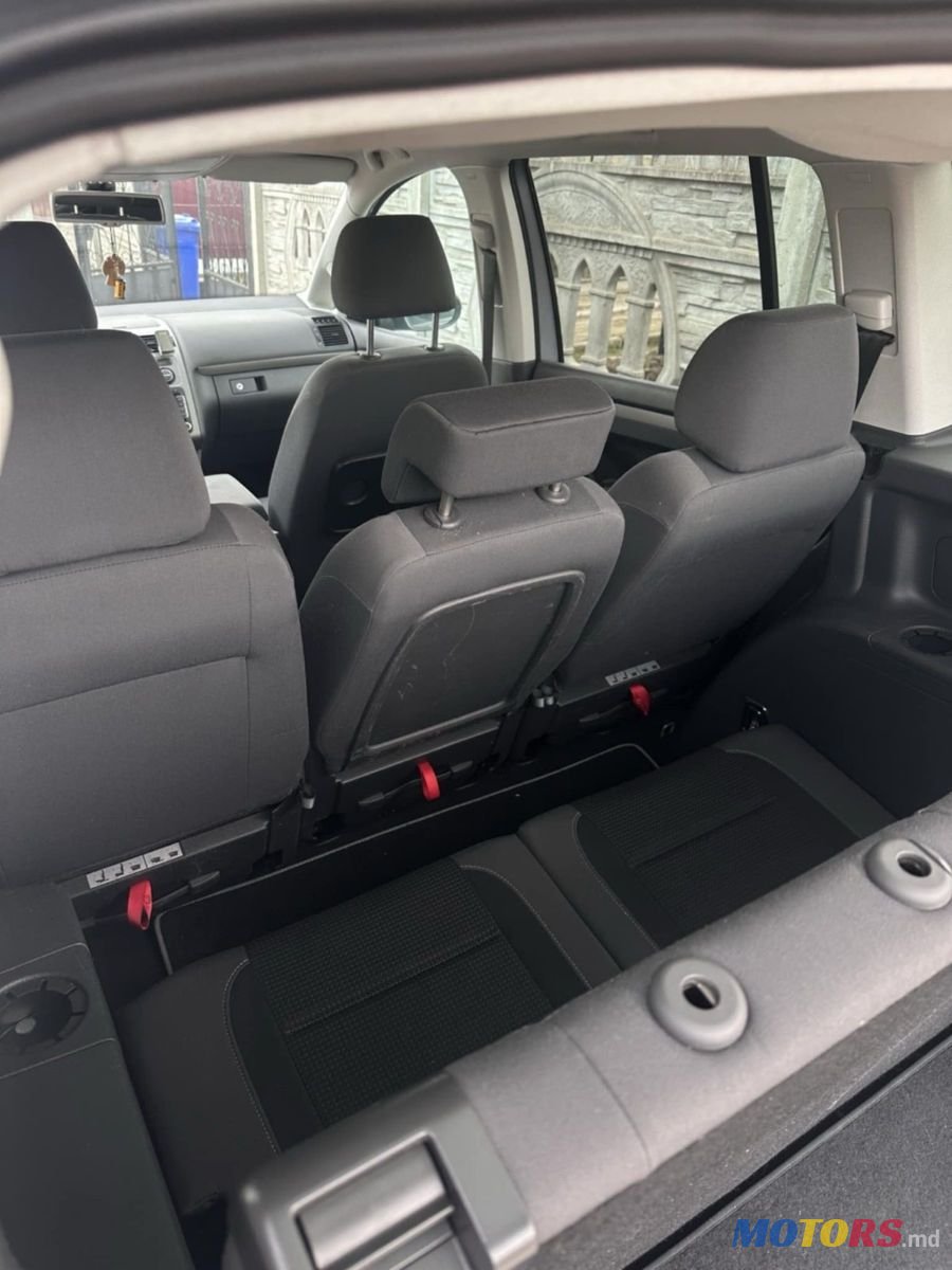 2010' Volkswagen Touran photo #4