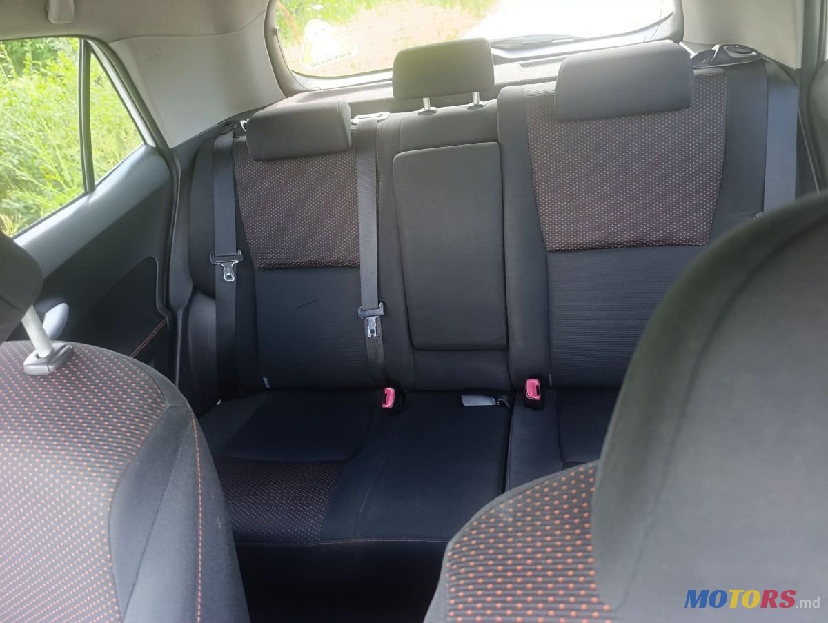 2010' Toyota Auris photo #3