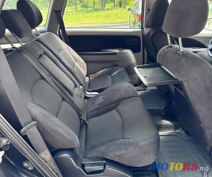 2008' Mitsubishi Grandis photo #6