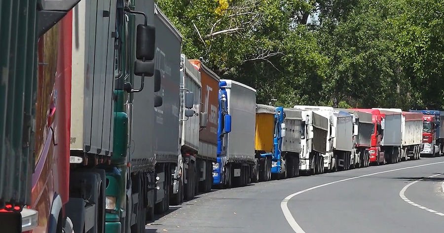 Жара, нервы и отчаяние - сотни грузовиков стоят по 2-3 дня на Скуленской таможне