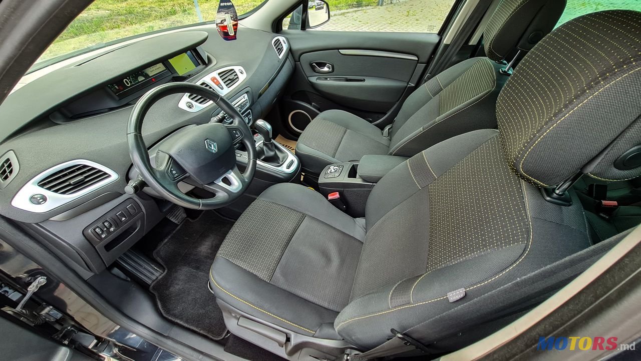 2010' Renault Scenic photo #6