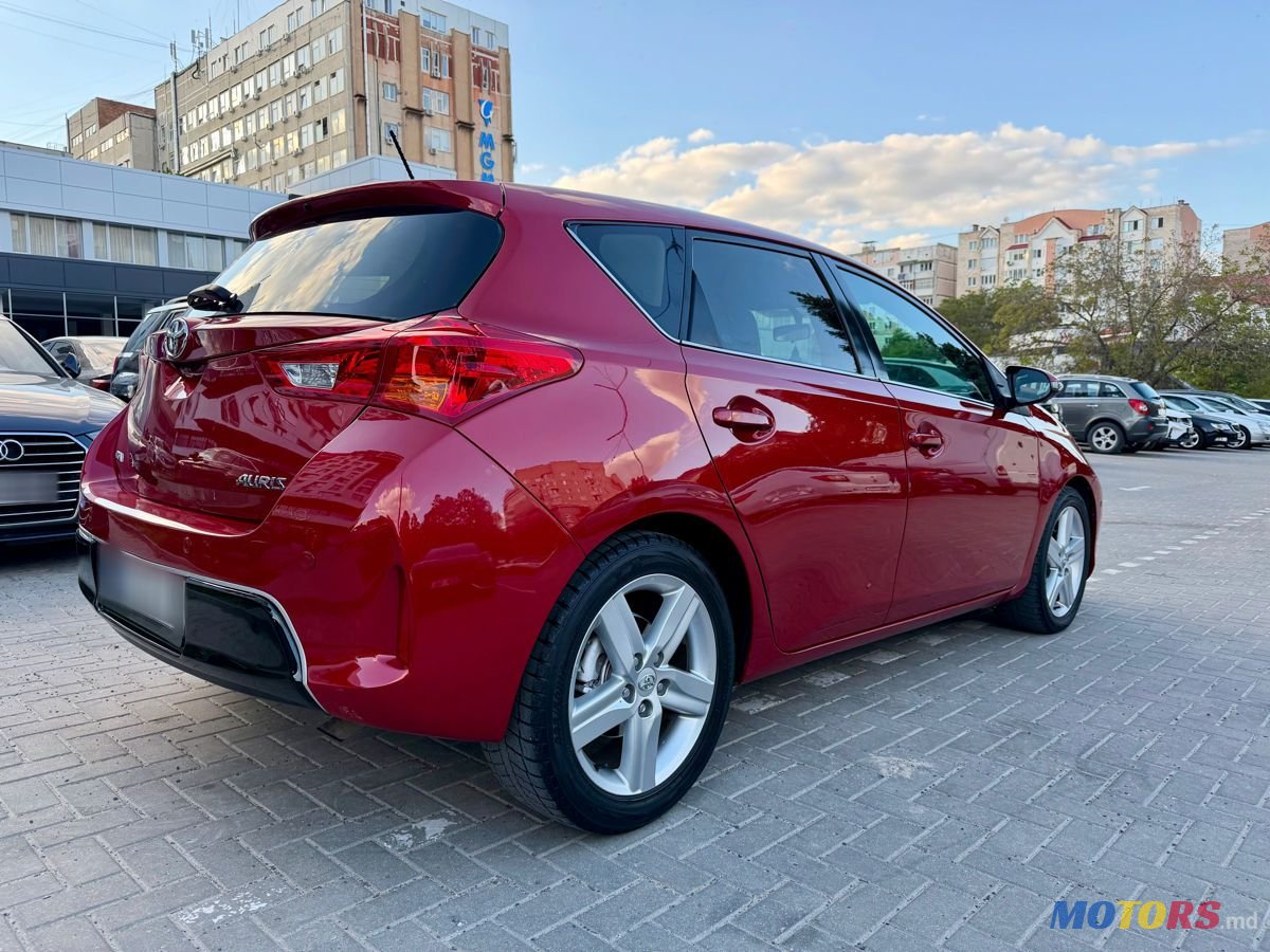 2013' Toyota Auris photo #3