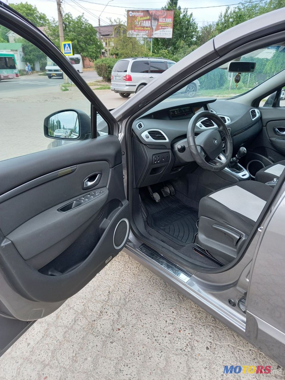 2010' Renault Grand Scenic photo #4