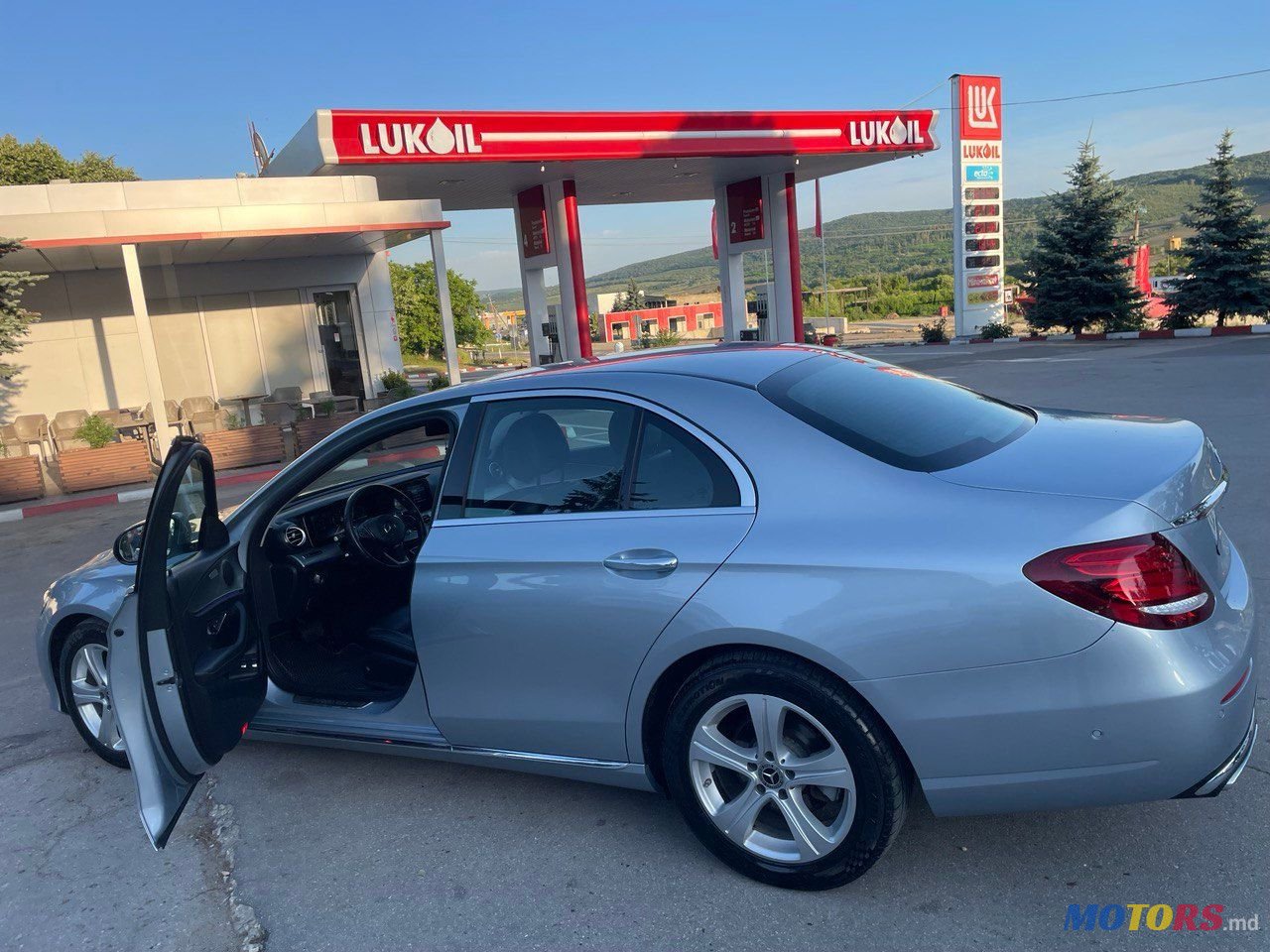 2017' Mercedes-Benz E-Class photo #2