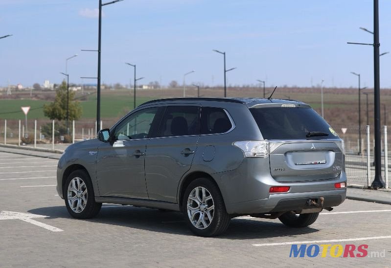 2013' Mitsubishi Outlander photo #5