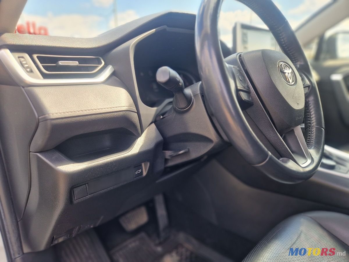 2019' Toyota RAV4 photo #6