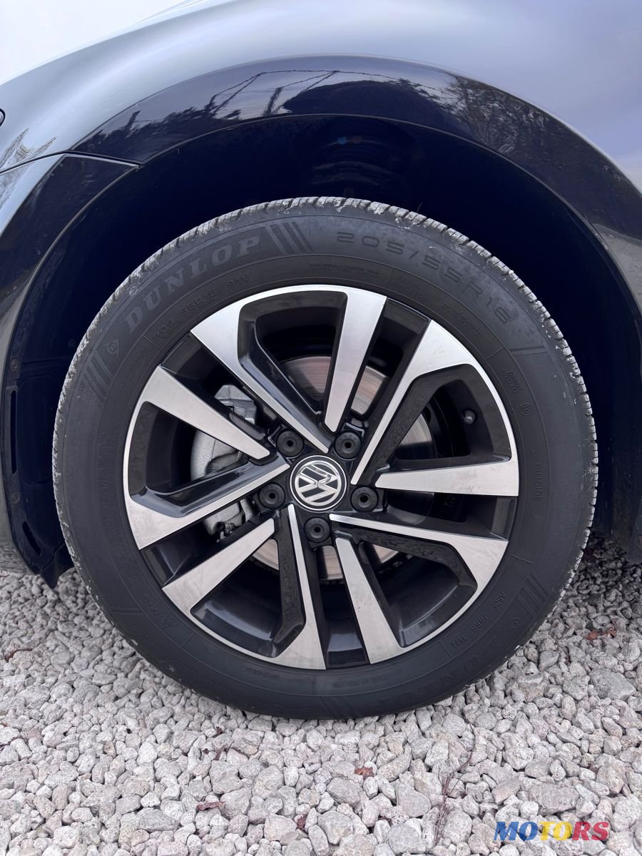 2017' Volkswagen Golf photo #6