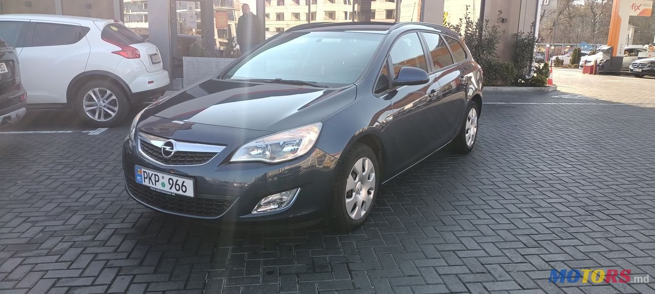 2011' Opel Astra photo #2