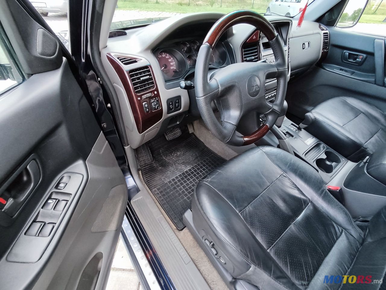 2002' Mitsubishi Pajero photo #4