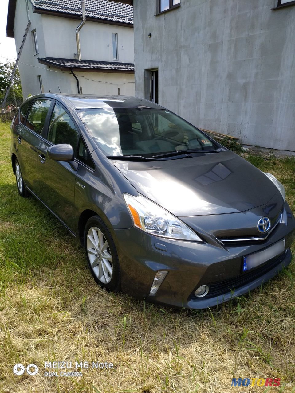 2013' Toyota Prius v photo #3