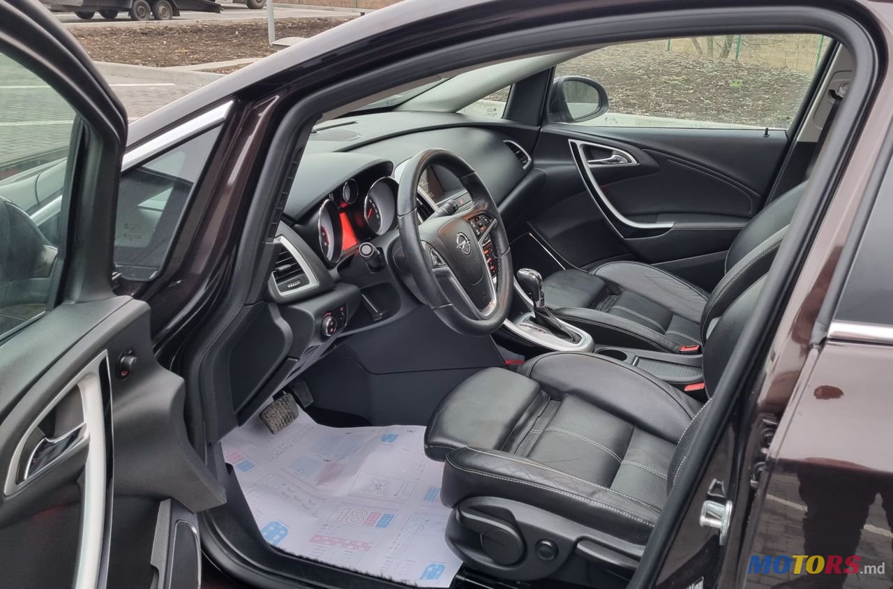 2012' Opel Astra photo #6