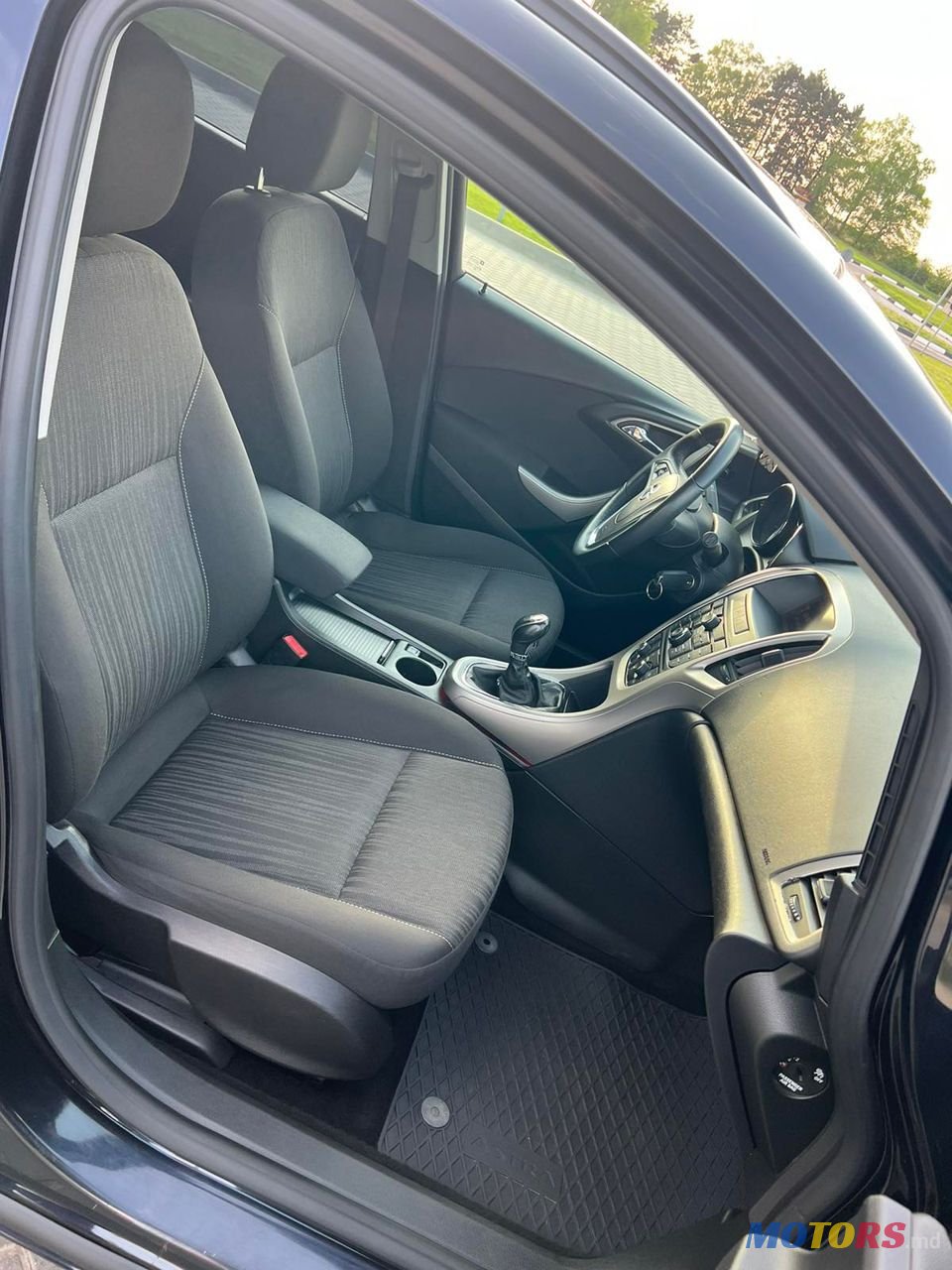 2012' Opel Astra photo #2