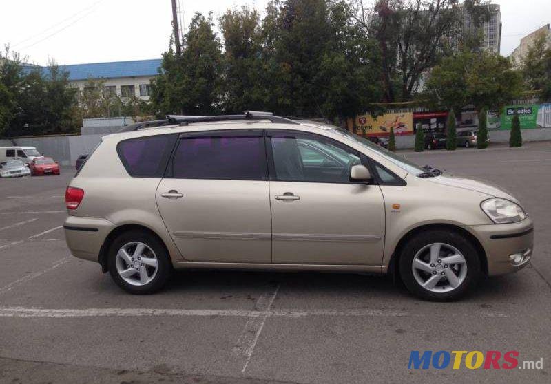 2002' Toyota Avensis photo #1