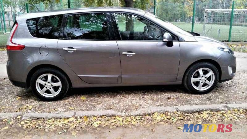 2010' Renault Grand Scenic photo #2