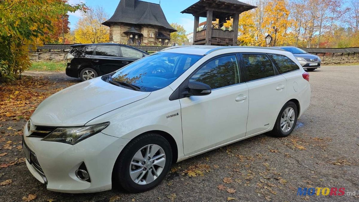 2013' Toyota Auris photo #1