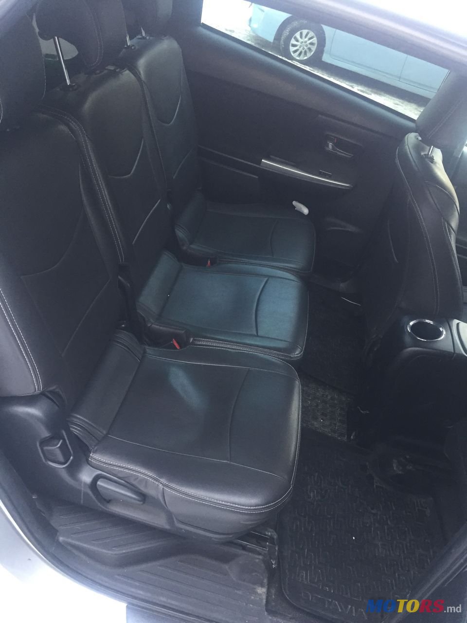 2015' Toyota Prius Plus photo #5