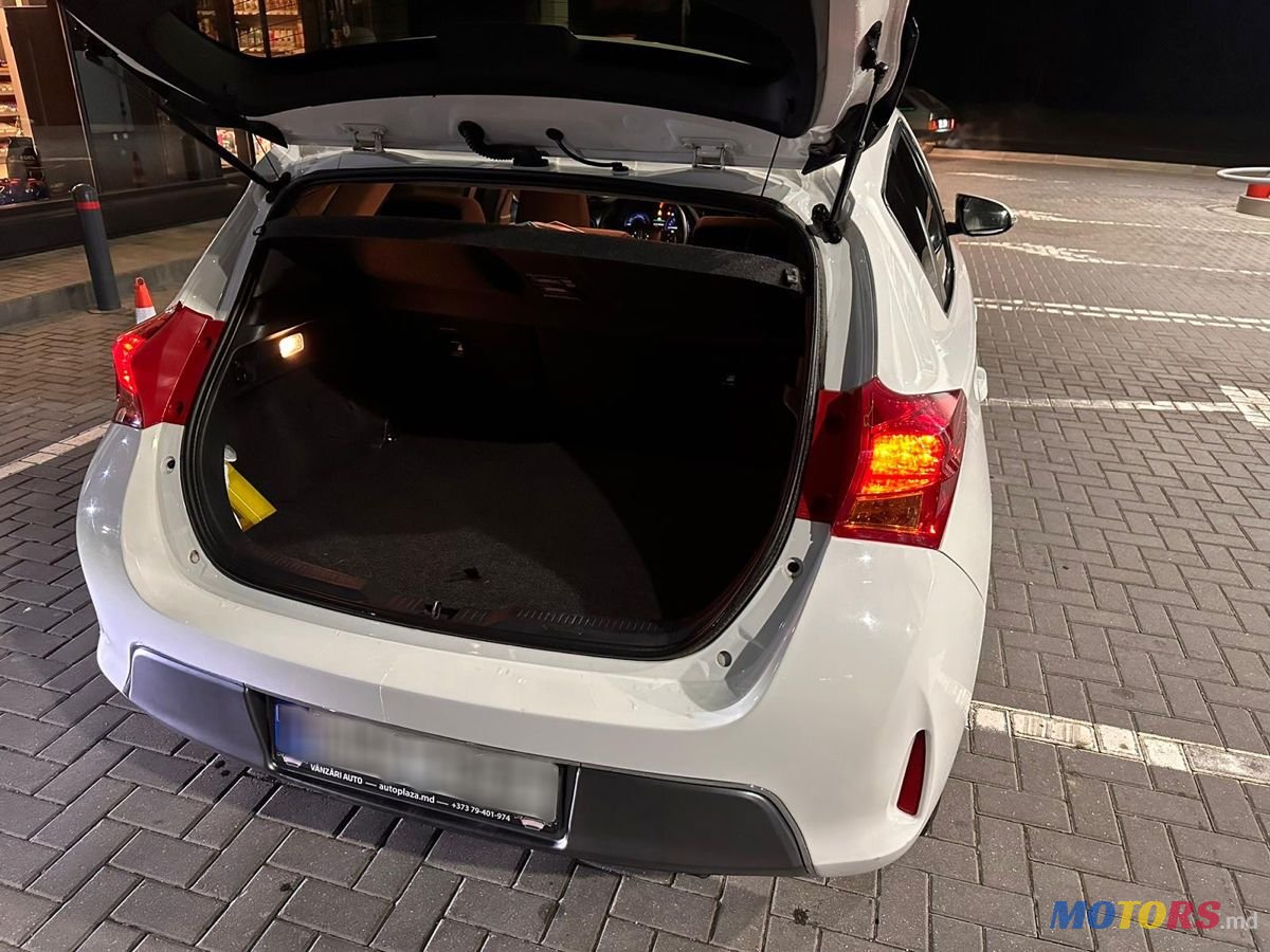 2013' Toyota Auris photo #3