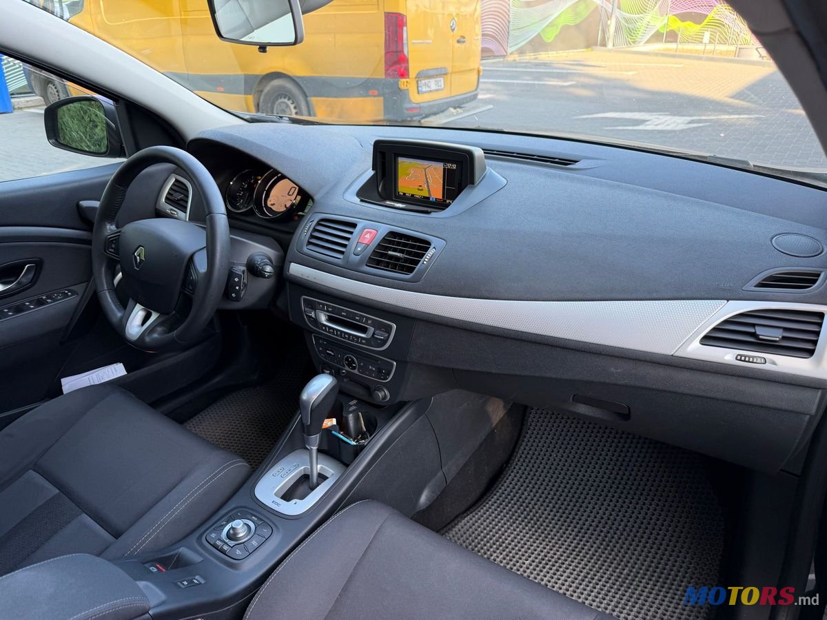 2011' Renault Megane photo #2