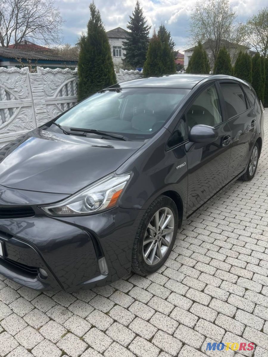 2017' Toyota Prius v photo #2