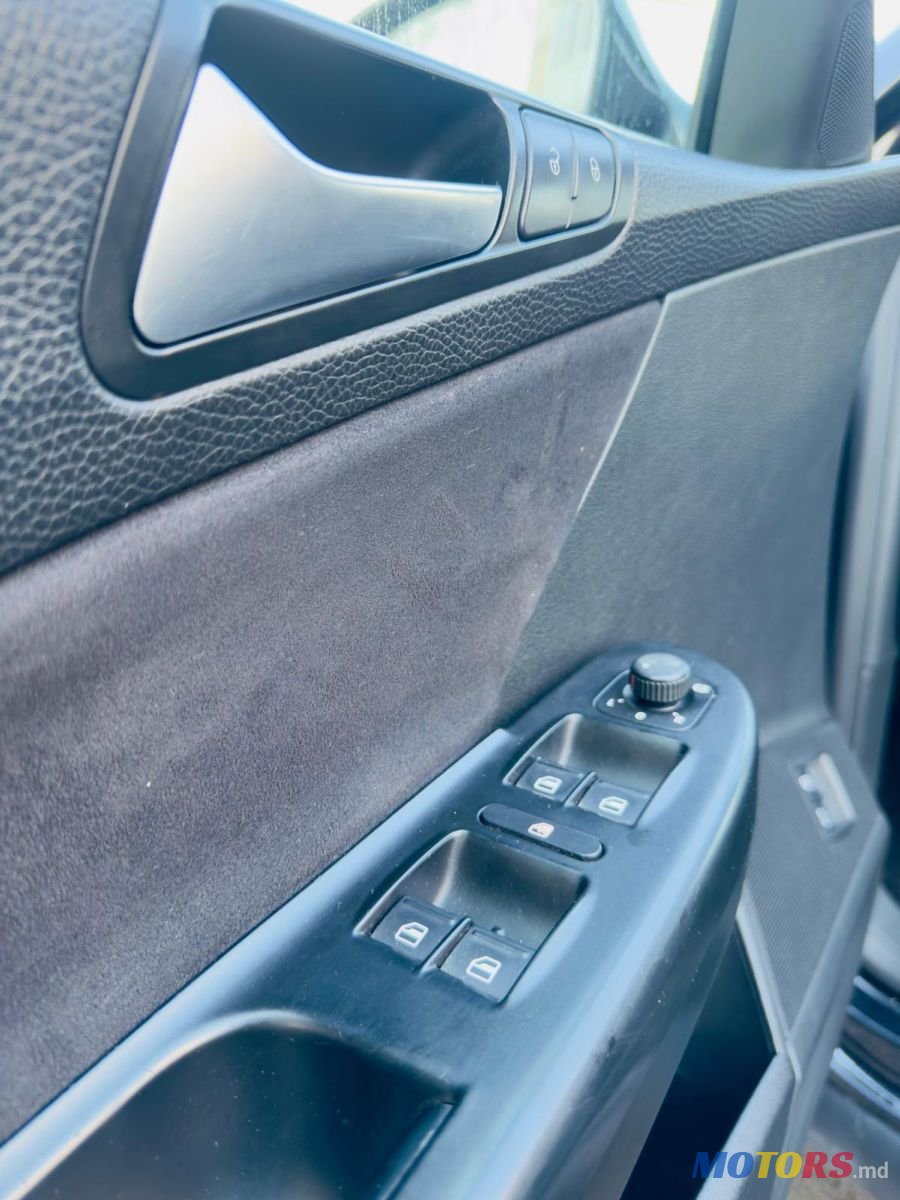 2009' Volkswagen Passat photo #5